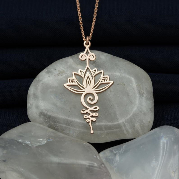 Verfijnde dames lotus bloem kettinghanger in zilver, goud of rosegoud. Tijdloos, elegant sieraad voor elke vrouw.