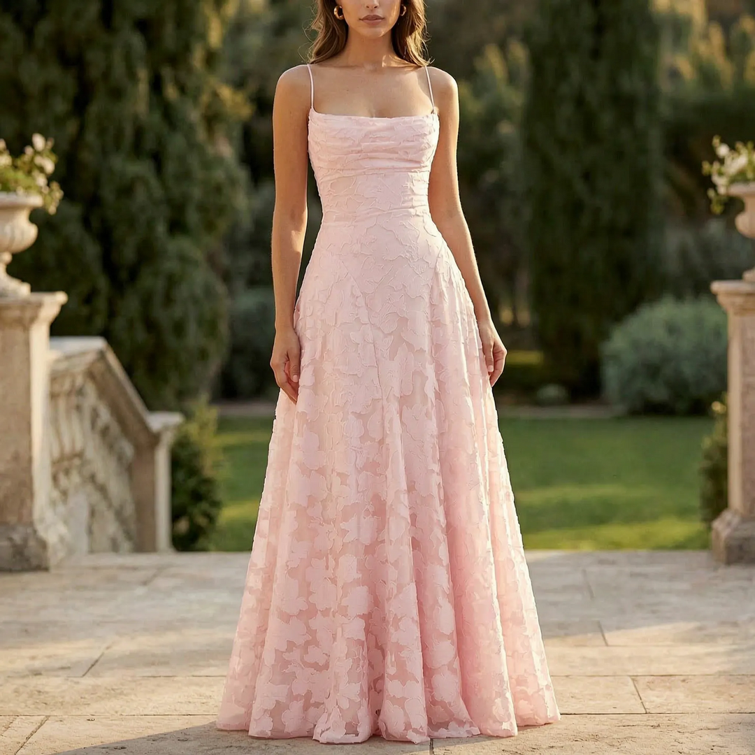 Elegante dames maxi jurk met bloemen textuur en dunne bandjes, perfect als avond- of feestjurk.