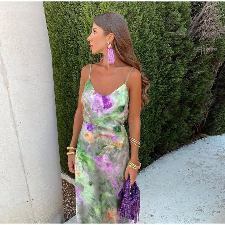 Vrouwelijke maxi-jurk voor dames met levendige print. Geschikt voor casual en feestelijke gelegenheden, luchtig en elegant.