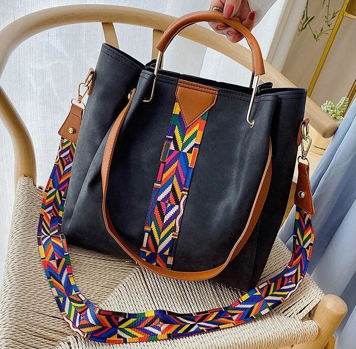 Gedetailleerde close-up van de hoogwaardige PU leren textuur van een zwarte dames handtas; mode accessoire.