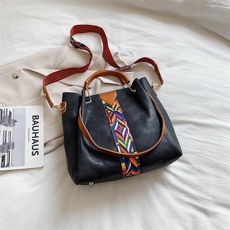 Dames die een zwarte PU leren schoudertas dragen, de perfecte ruime tote bag voor een elegante dagelijkse look.