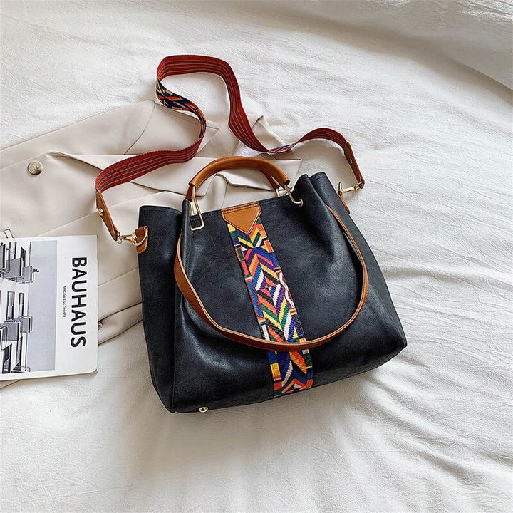 Dames die een zwarte PU leren schoudertas dragen, de perfecte ruime tote bag voor een elegante dagelijkse look.