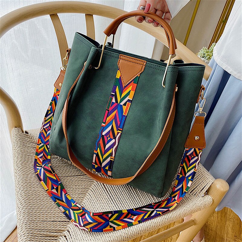Open zwarte PU leren dames handtas toont ruim interieur, ideaal voor alledaagse items; een praktische tote bag.