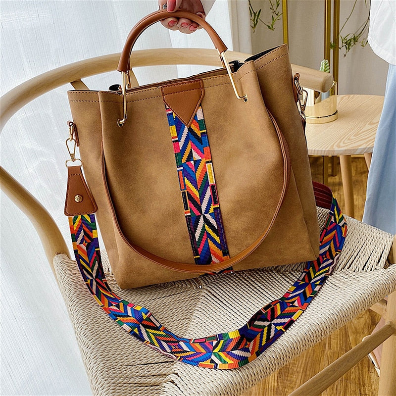 Zijaanzicht van een veelzijdige zwarte PU leren dames handtas, een ruime en elegante tote bag voor werk of vrije tijd.