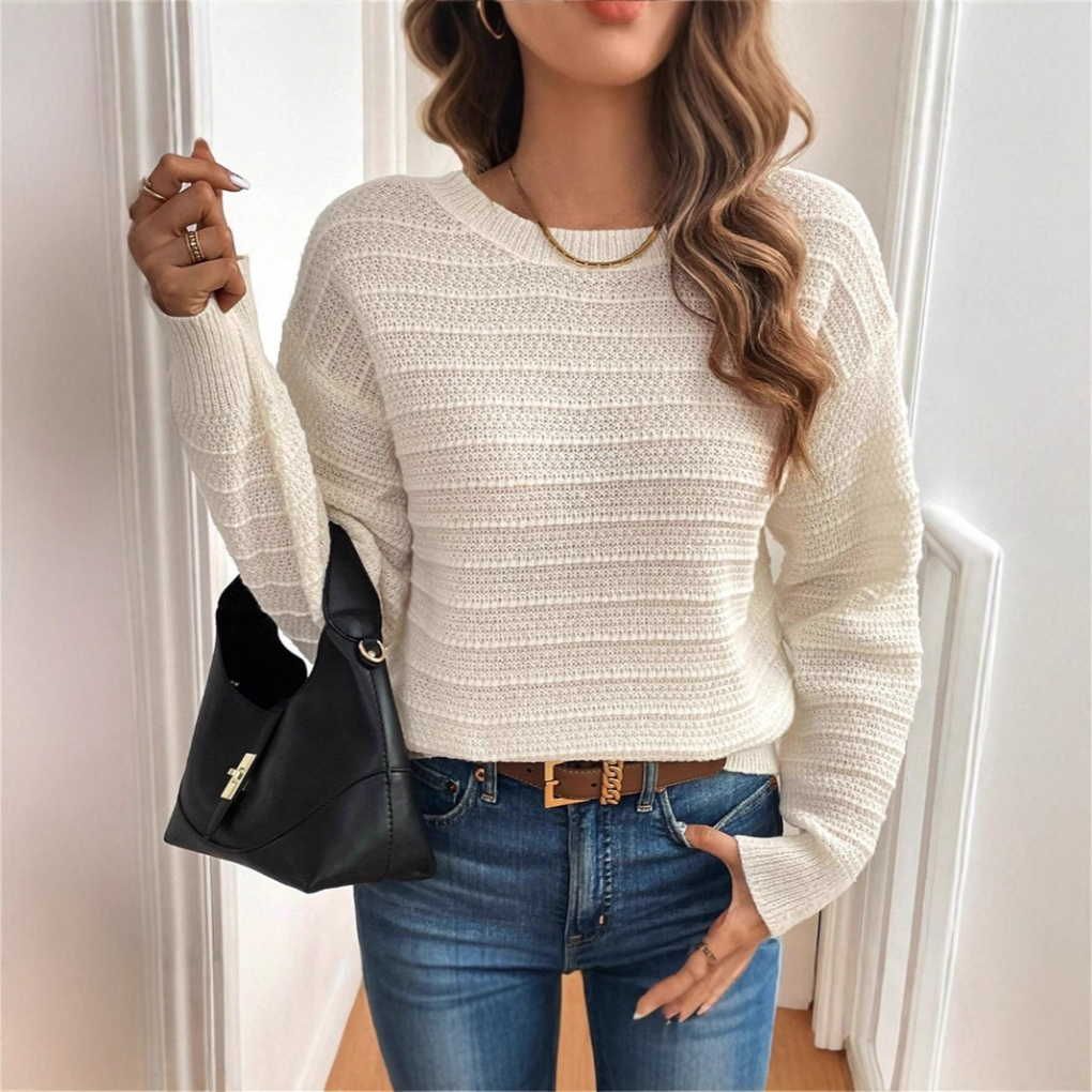 Comfortabele witte dames trui met ronde hals en uniek strikdetail op de rug, perfect voor een stijlvolle outfit.