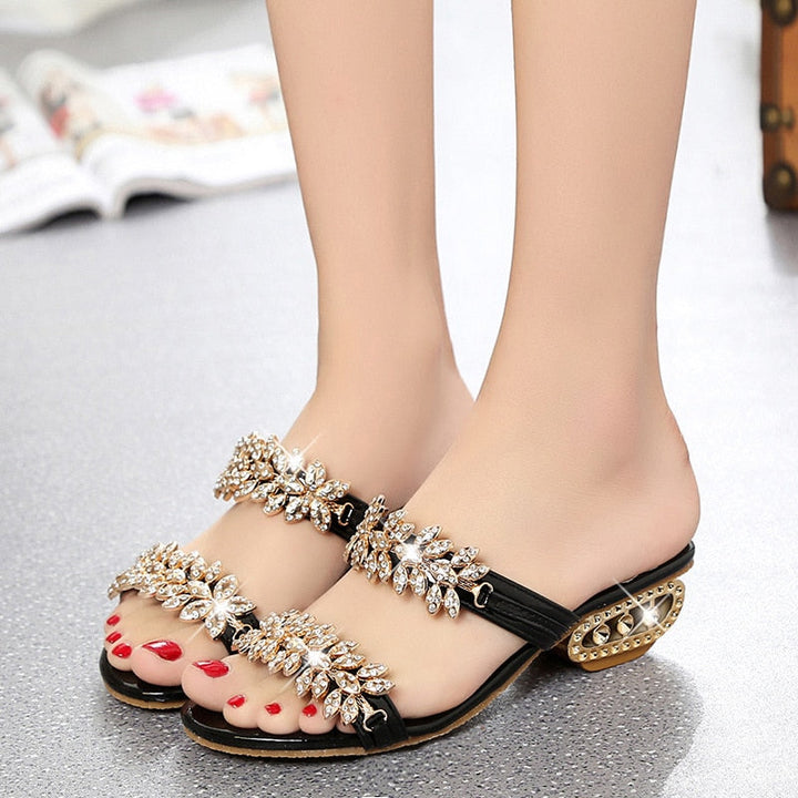 Luxe dames slippers, versierd met sprankelende sierstenen, bieden optimaal comfort en een modieuze zomerstijl.