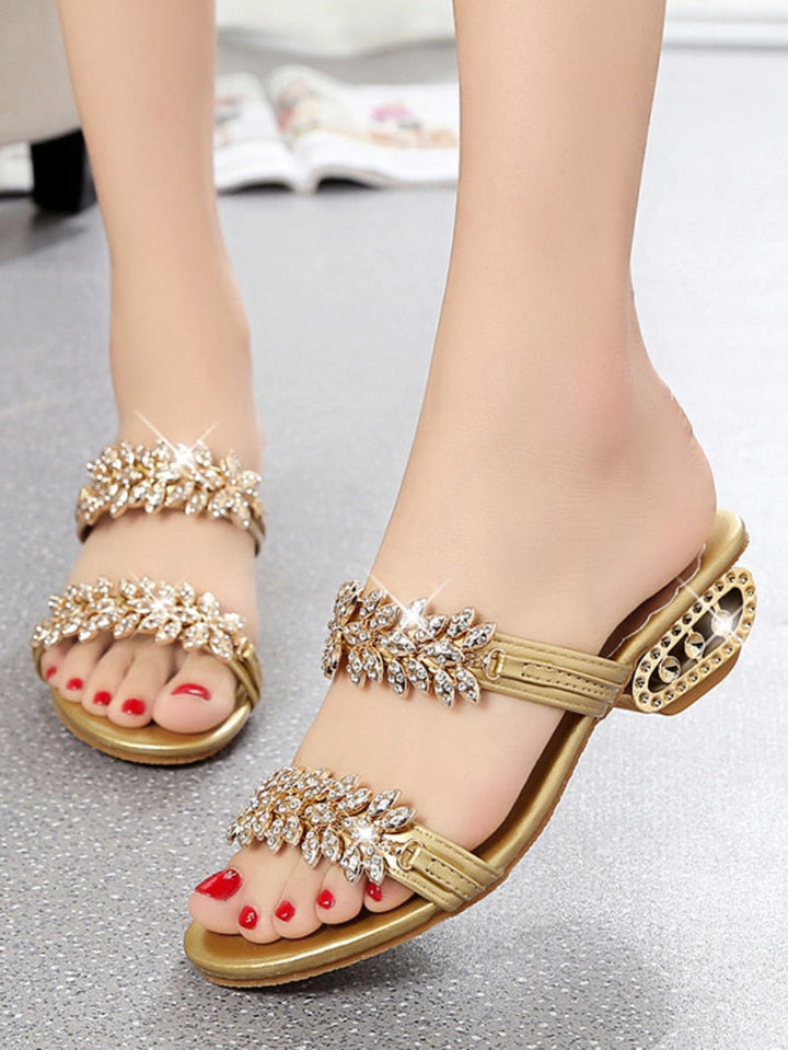 Zilveren elegante dames slippers met sierstenen; chique en comfortabele vrouwenschoenen voor zomerse luxe.