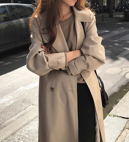 Zwarte dames trenchcoat, een tijdloze en modieuze jas voor dames. Ideaal als elegante bovenkleding het hele jaar door.