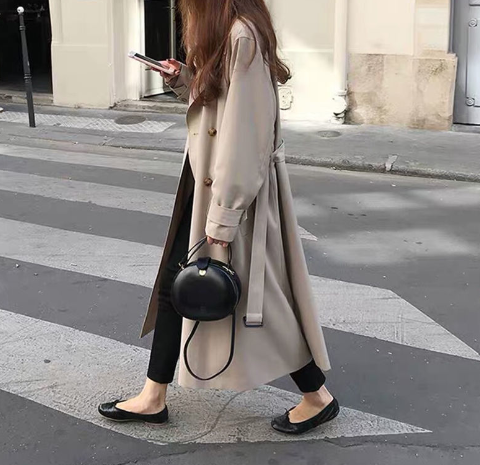 Modieuze dames trenchcoat, ideaal voor een elegante look. Veelzijdige bovenkleding voor zakelijke of casual gelegenheden.