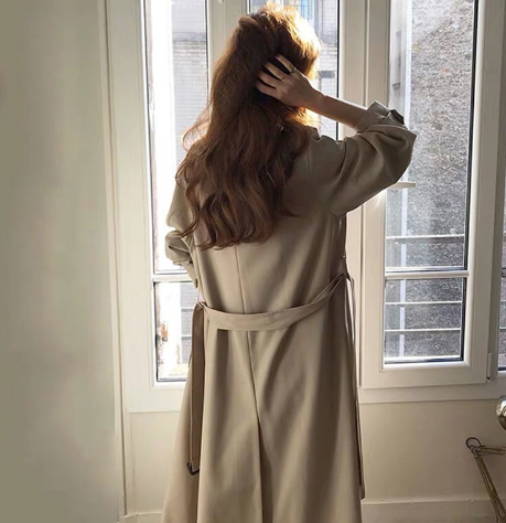 Comfortabele en stijlvolle dames trenchcoat, perfect voor frisse dagen. Deze elegante jas in kaki complimenteert elke outfit.