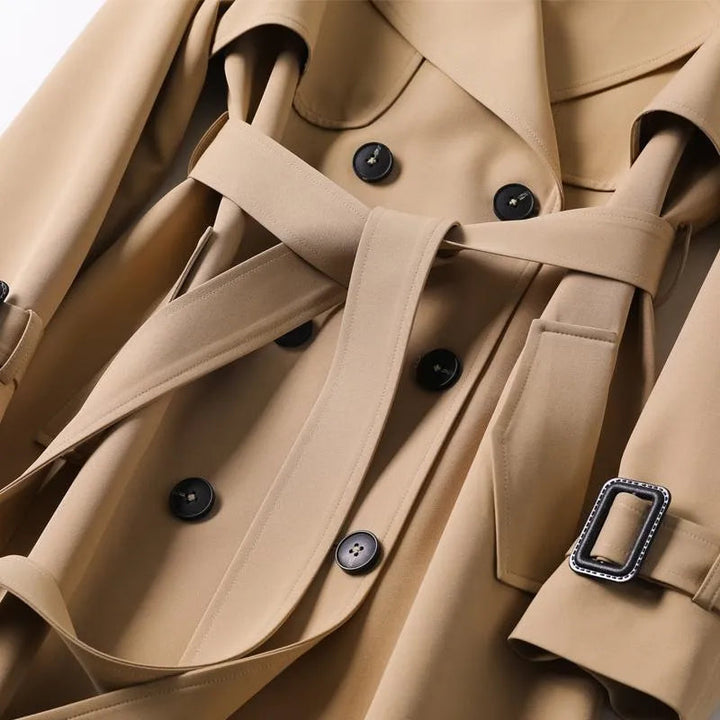Getailleerde dames trenchcoat met riem, ideaal als stijlvolle herfst- of lentejas.