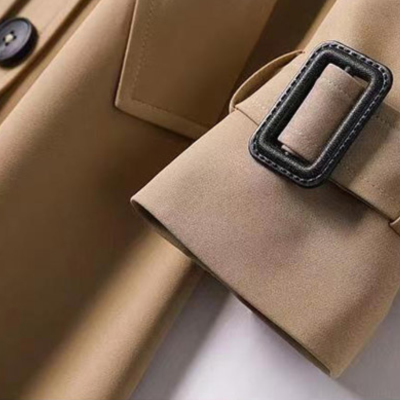 Tijdloze dames bovenkleding: een elegante trenchcoat met riem voor een chique look.