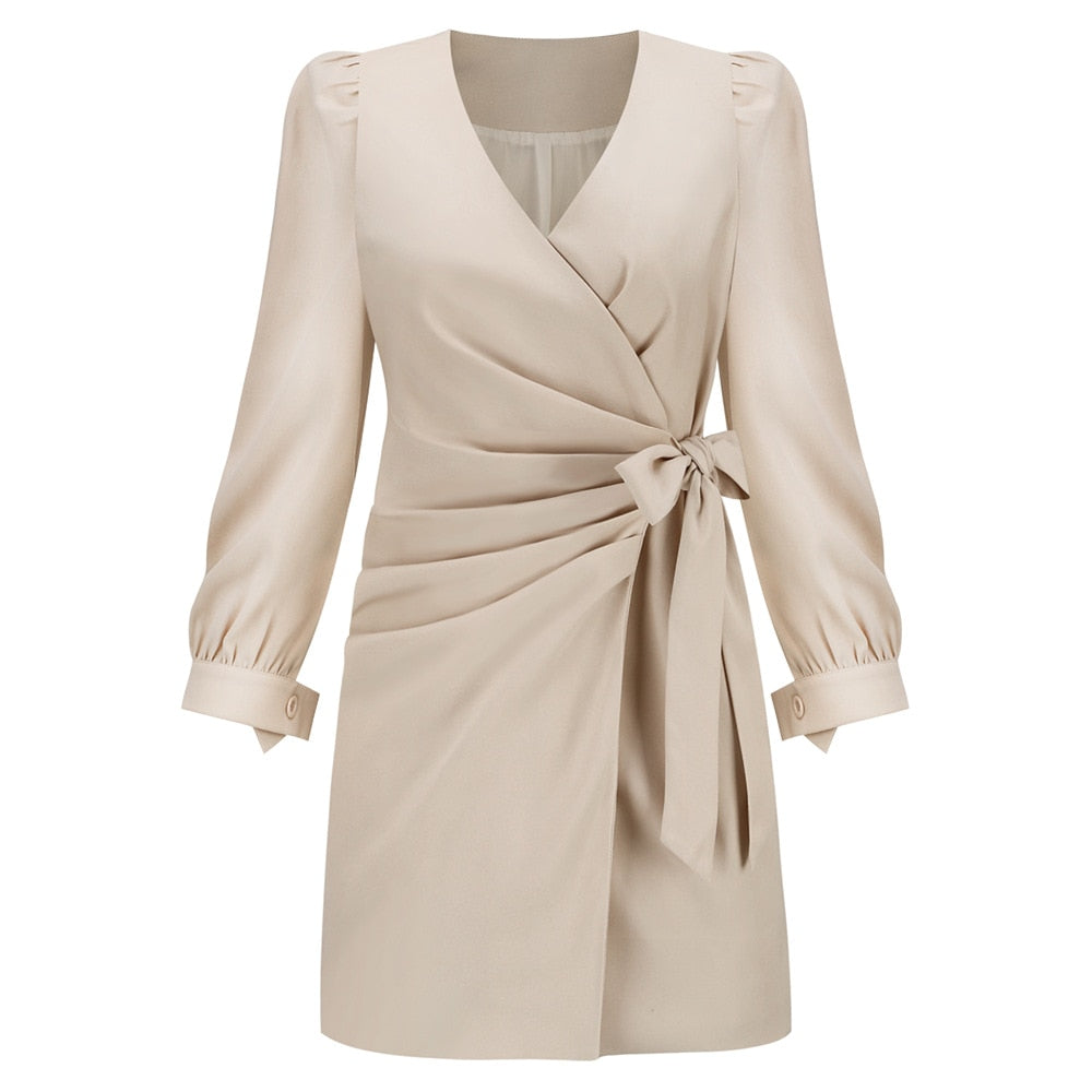 Comfortabele beige V-hals jurk met lange mouwen voor dames. Stijlvolle herfst/winter kleding.