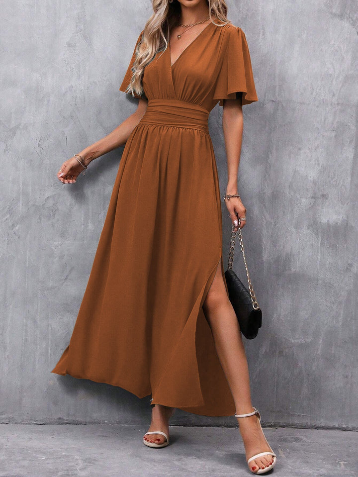 Stijlvolle zomerse maxi-jurk met diepe V-hals voor dames, perfect als casual, vakantie- of feestjurk.