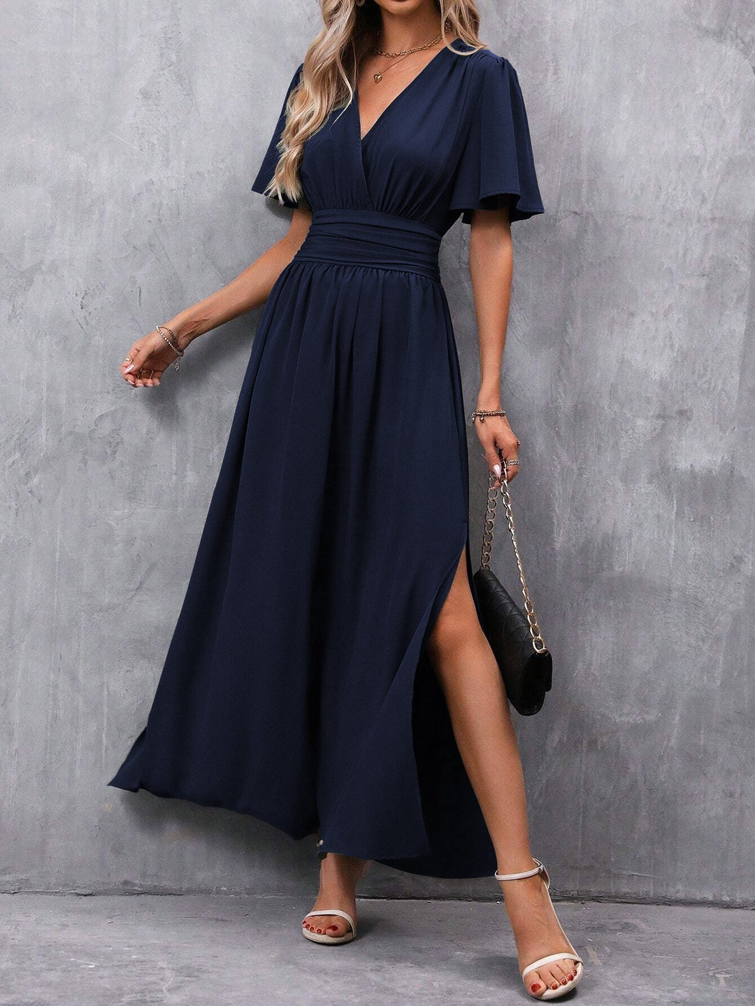 Comfortabele polyester dames maxi-jurk met V-hals en korte mouwen. Elegante a-lijn snit, ideaal voor zomer en vakantie.
