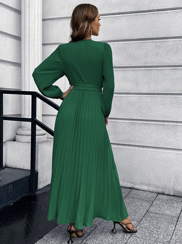 Lichtgewicht dames maxi jurk met V-hals. Geplooid bovenstuk en elegante wijde zoom. Ideaal voor de zomer.