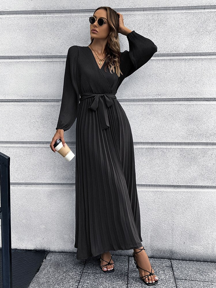 Prachtige dames lente/zomer maxi jurk. V-hals, plissé en wijde zoom zorgen voor een elegante, modieuze look.
