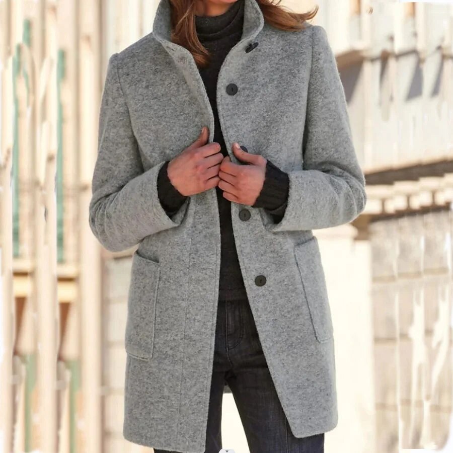 Elegante dames winterjas Emma met opstaande kraag en knoopsluiting, ideaal voor mode en warmte in de winter.