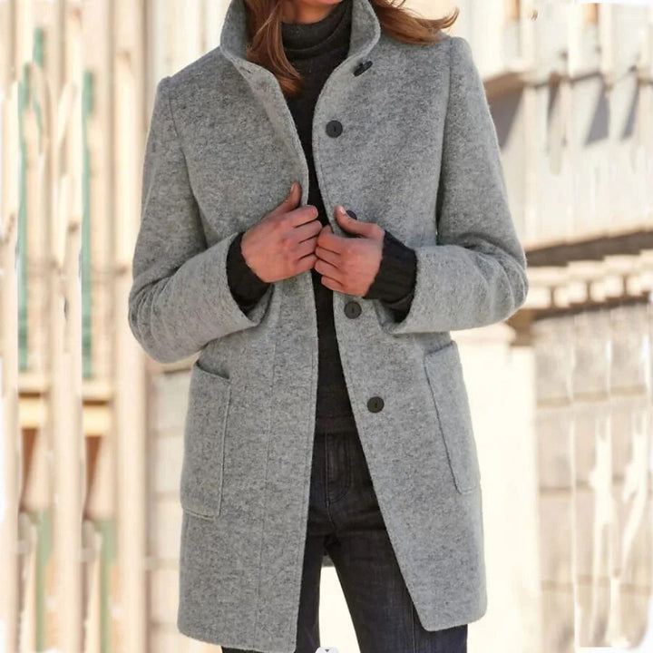 Elegante dames winterjas Emma met opstaande kraag en knoopsluiting, ideaal voor mode en warmte in de winter.