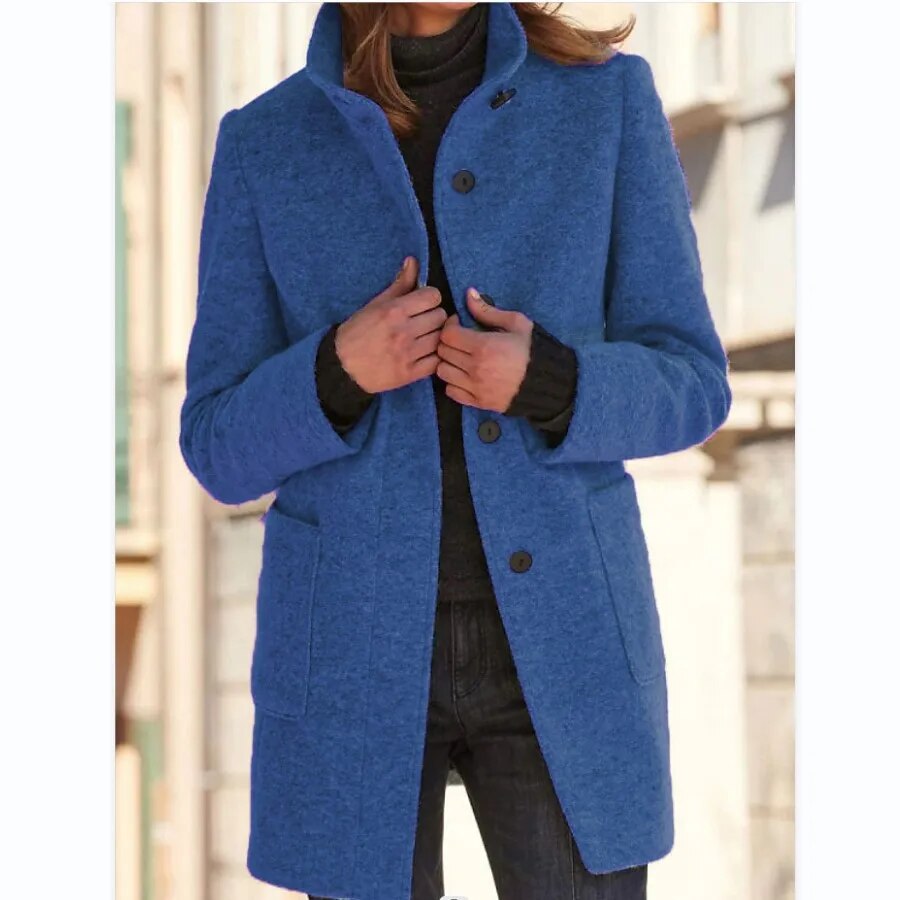 Stijlvolle dames overjas met opstaande kraag en klassieke knoopsluiting, perfect voor een warme en comfortabele winterlook.