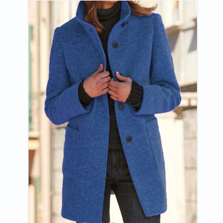 Stijlvolle dames overjas met opstaande kraag en klassieke knoopsluiting, perfect voor een warme en comfortabele winterlook.