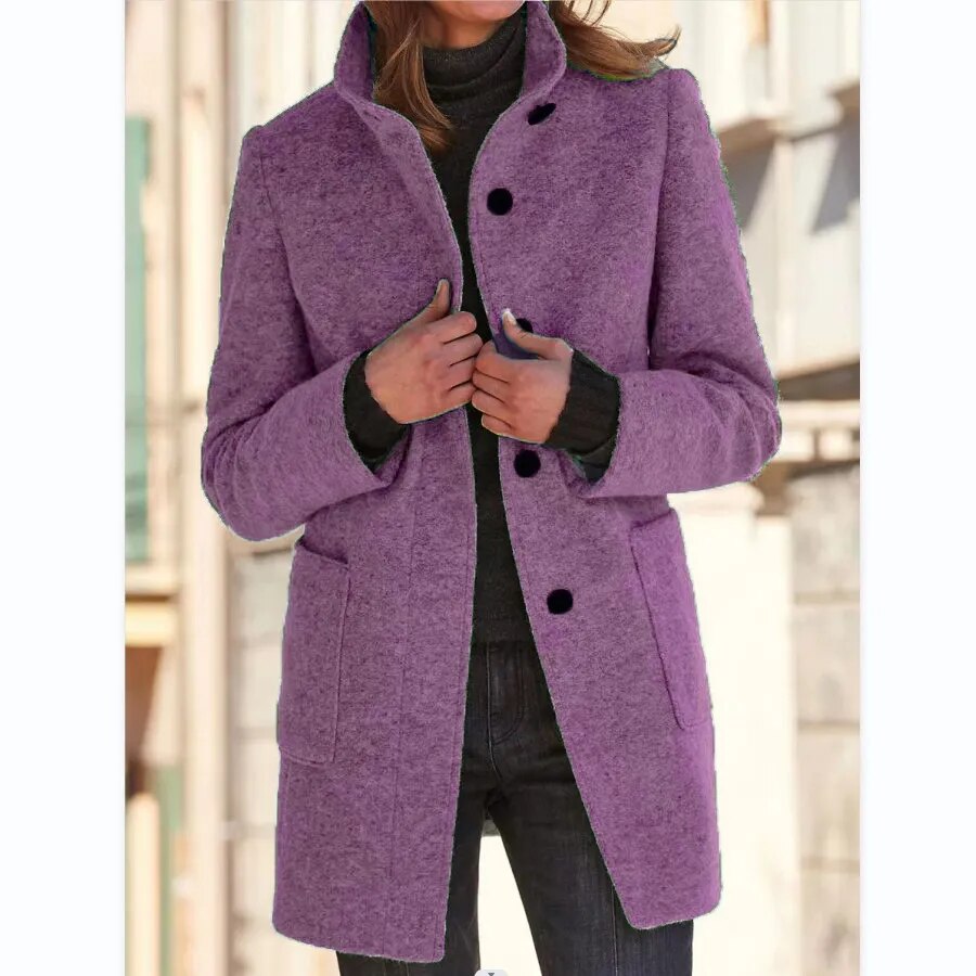 Klassieke Emma dames winterjas, elegant ontwerp met opstaande kraag en knopen, essentieel voor stijl en warmte.