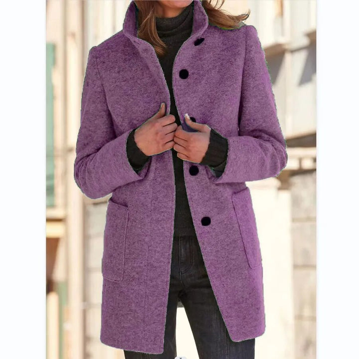 Klassieke Emma dames winterjas, elegant ontwerp met opstaande kraag en knopen, essentieel voor stijl en warmte.