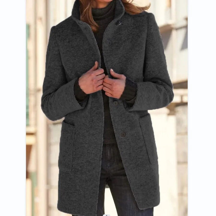 Comfortabele en modieuze dames winterjas, type Emma, met opstaande kraag voor extra warmte tegen de winterkou.