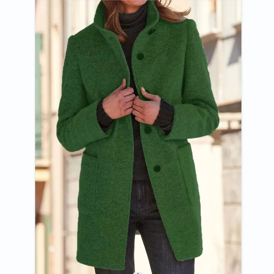 Detailopname van de elegante knoopsluiting en opstaande kraag van de Emma dames winterjas, warm en stijlvol.