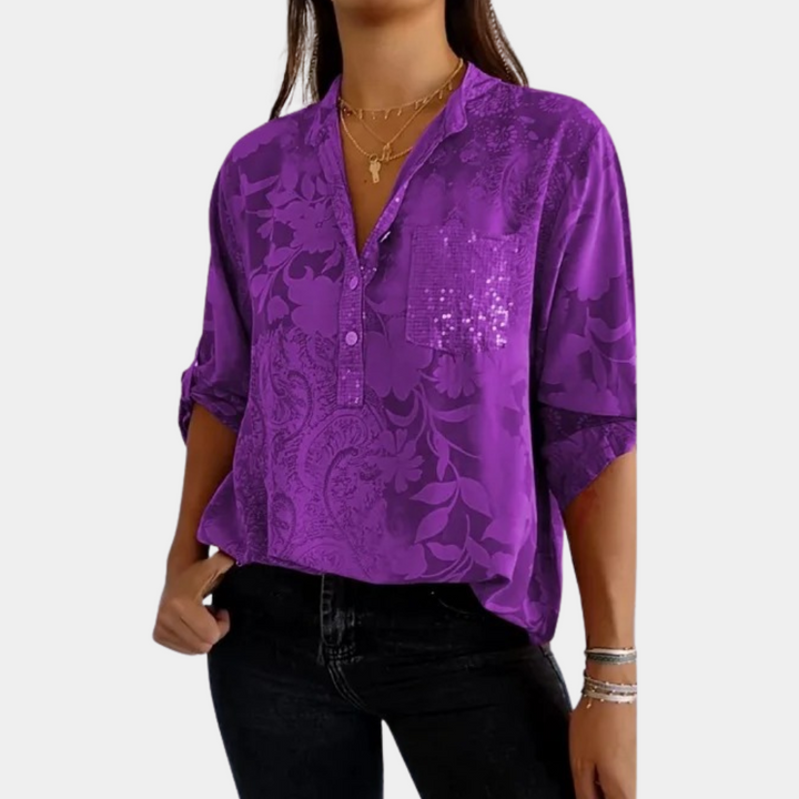 Detailopname van de verstelbare mouwen met knoopsluiting op deze stijlvolle dames zomerblouse.