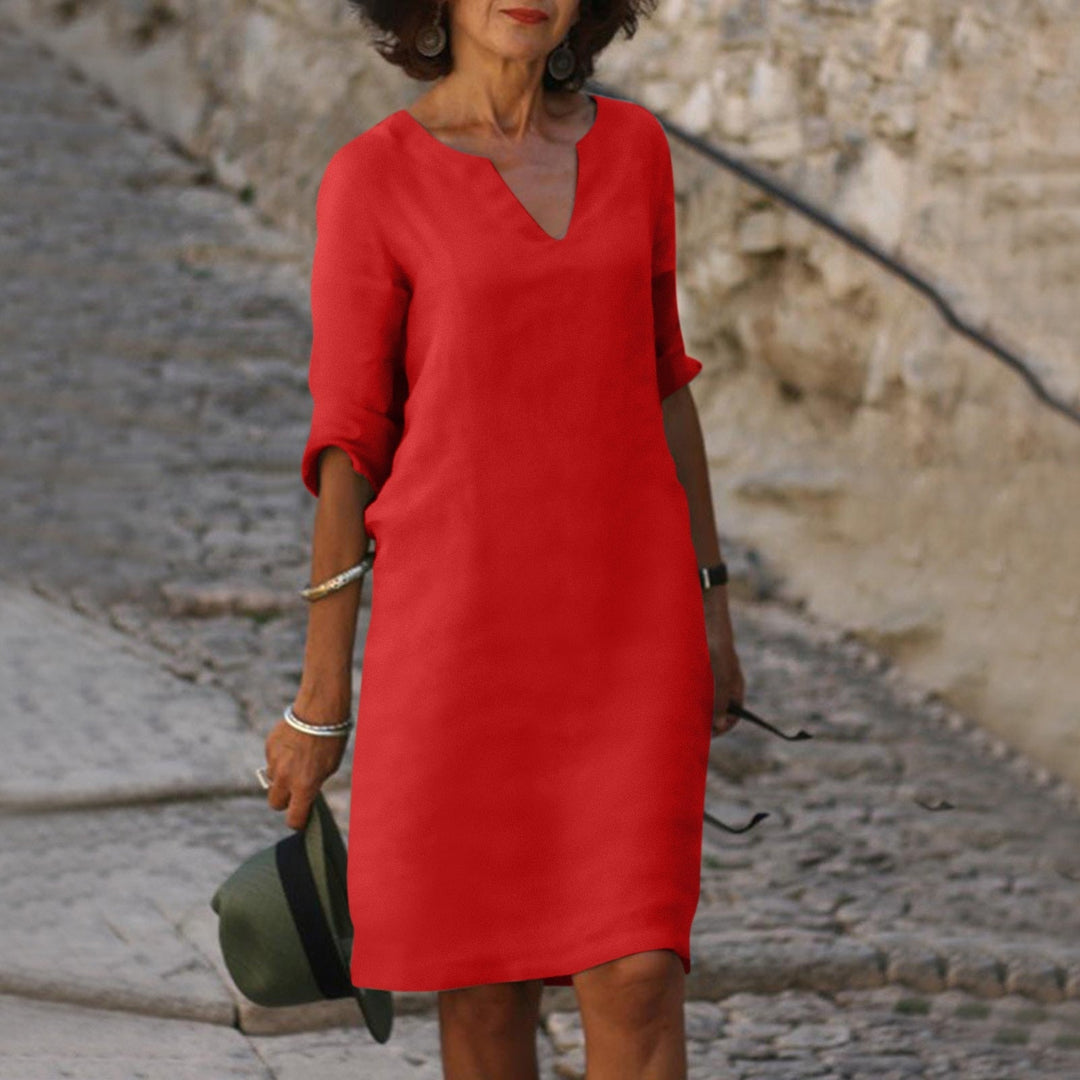 Elegante dames zomerjurk met diepe V-hals, perfect voor een stijlvolle zomerlook.