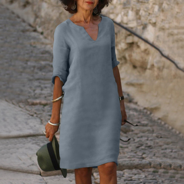 Modieuze dames zomerjurk met V-hals, midi-lengte en comfortabele pasvorm, kleurrijk.