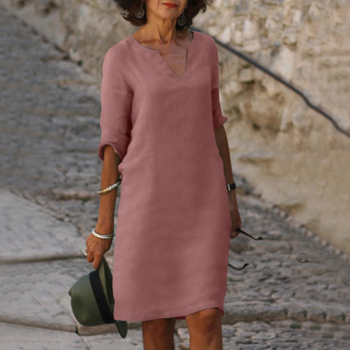 Stijlvolle vakantiejurk voor dames met V-hals, een comfortabele en elegante keuze.