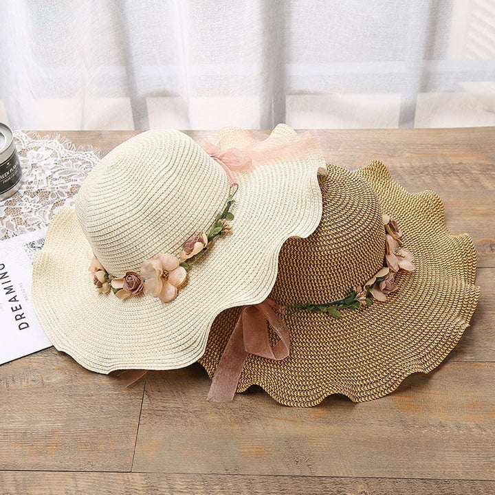Elegante dames zonnehoed met bloemdecoratie. Perfecte zomerhoed voor stijl en zonbescherming.