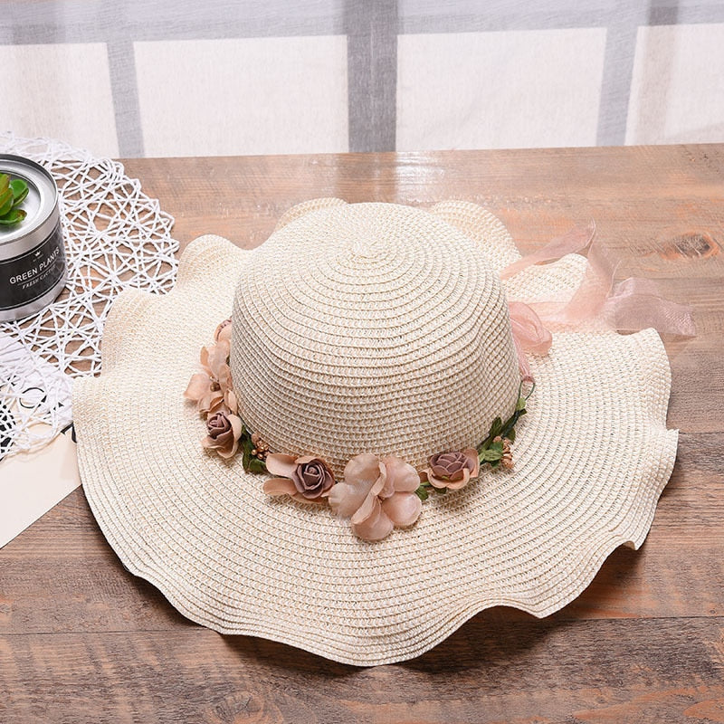 Beige dames zomerhoed met chique bloem, ideaal als strandhoed. Een mode accessoire voor elke vrouw.