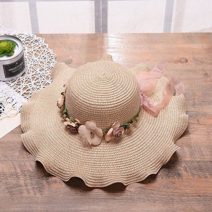 Khaki zomerhoed voor dames, versierd met een sierlijke bloem. Een must-have mode accessoire.