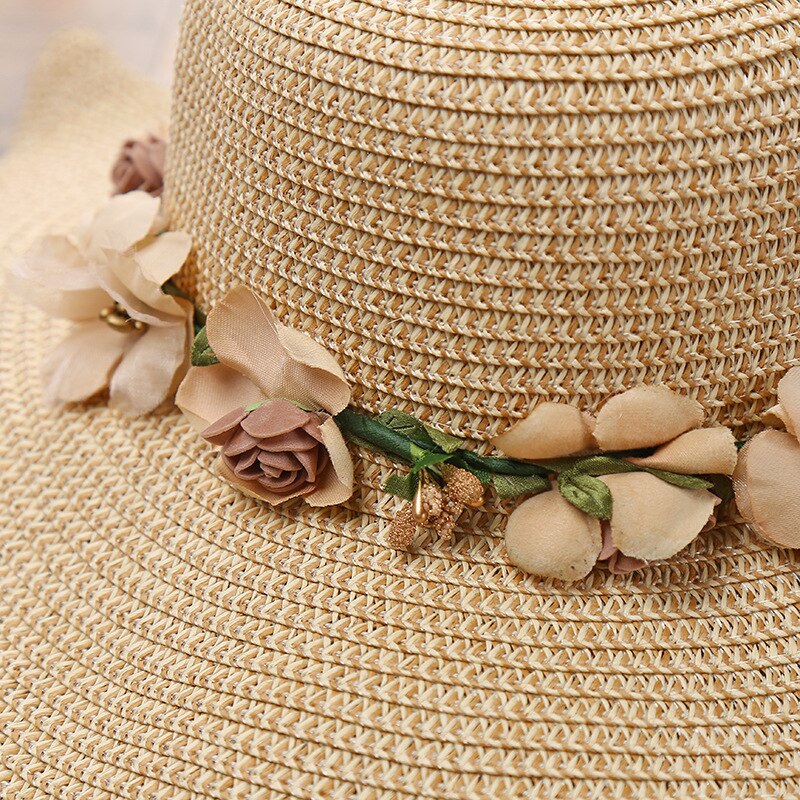 Trendy dames accessoire: elegante zonnehoed met bloem voor zomerse mode en bescherming op strand.