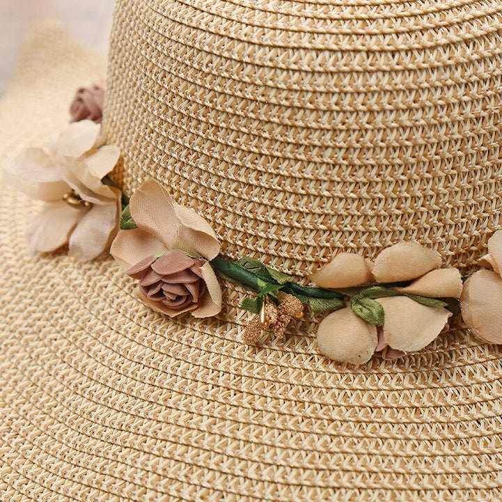 Trendy dames accessoire: elegante zonnehoed met bloem voor zomerse mode en bescherming op strand.