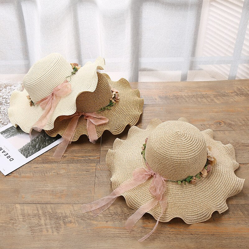 Chique beige zonnehoed met bloemdecoratie. De ultieme dames accessoire voor een elegante zomerlook.