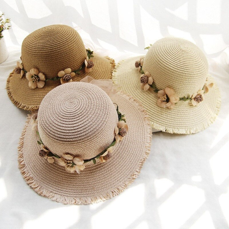 Elegante dames zonnehoed met bloemendesign. Perfecte zomerhoed voor strand en vakantie.
