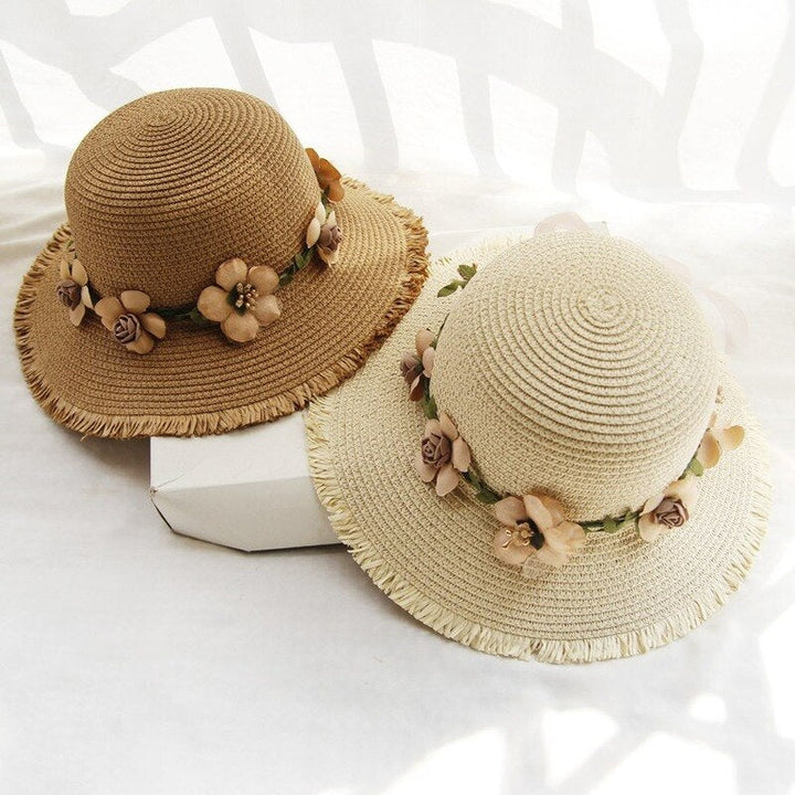 Dames zonnehoed met bloemen. Comfortabele en elegante zomerhoed voor strand en vakantie.