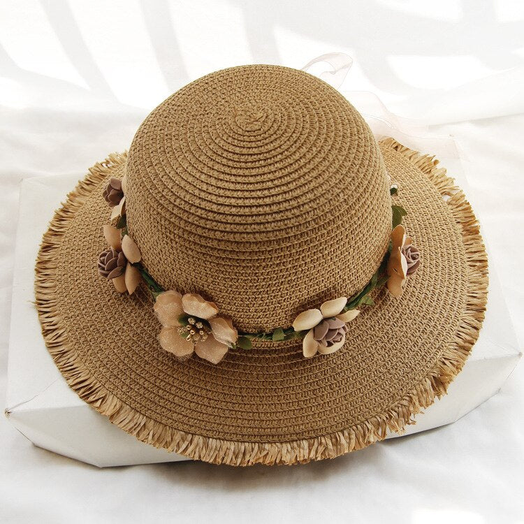 Witte FloweryHat™ dames zonnehoed met verfijnd bloemendesign. Stijlvolle strandhoed accessoire.