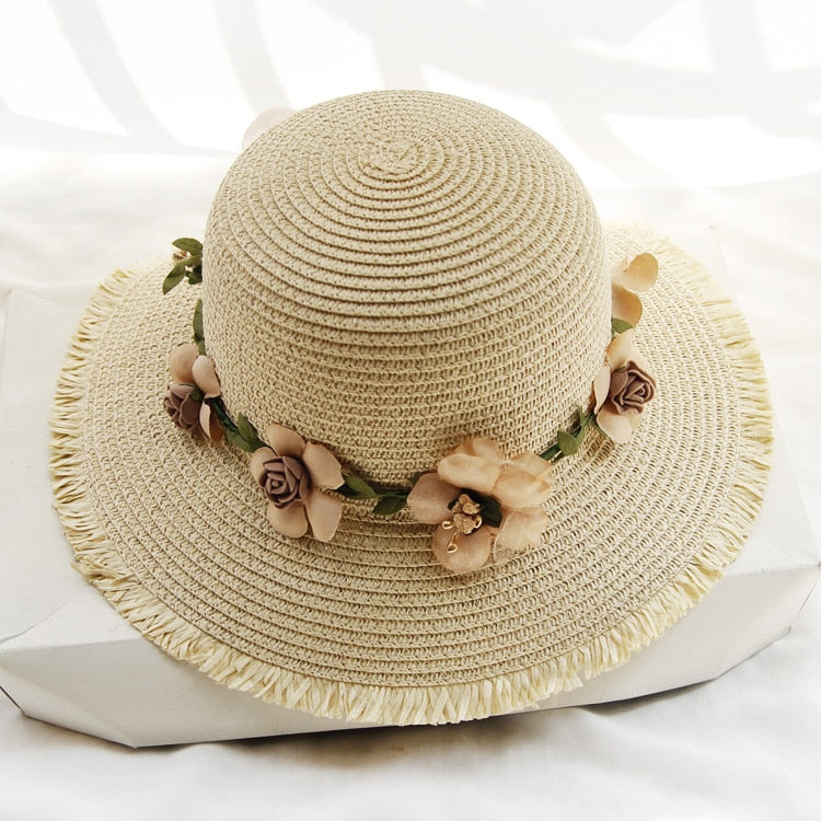 Modieuze dames zonnehoed met elegant bloemendesign. Een trendy zomer accessoire voor elke outfit.
