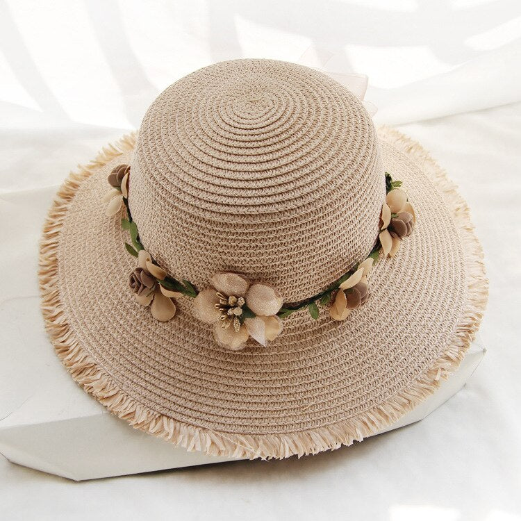 Close-up van een dames zonnehoed met gedetailleerd bloemendesign. Perfecte zomermode.