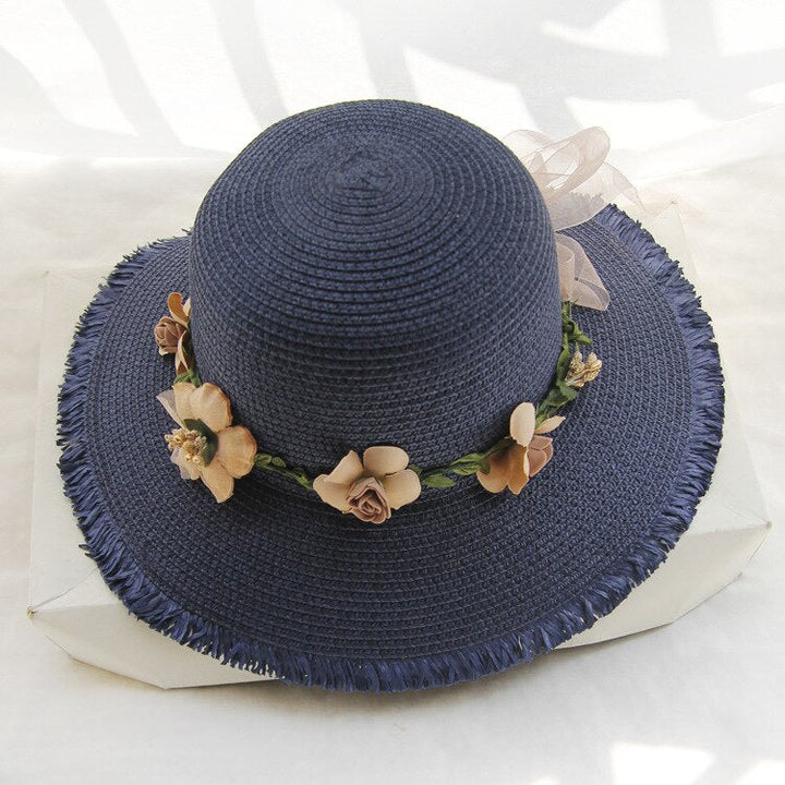 Dames zonnehoed met bloemendesign gedragen op het strand. Comfortabele en elegante vakantie accessoire.