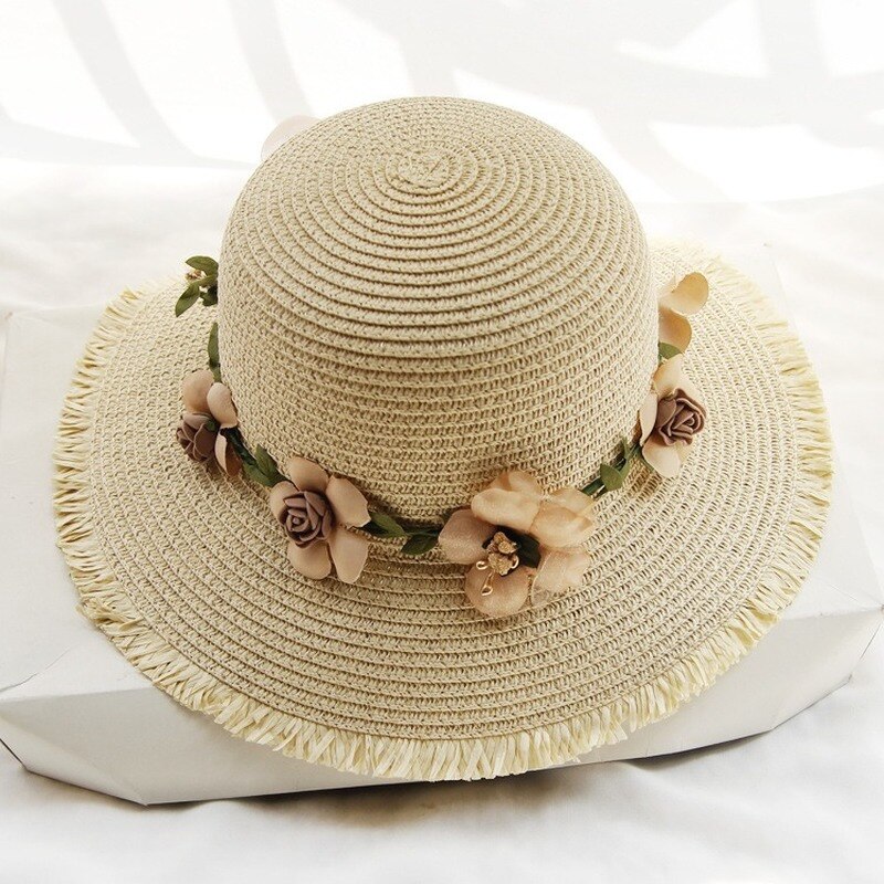 Grote dames zonnehoed met bloemen voor optimale zonbescherming. Ideale strandhoed voor de zomer.