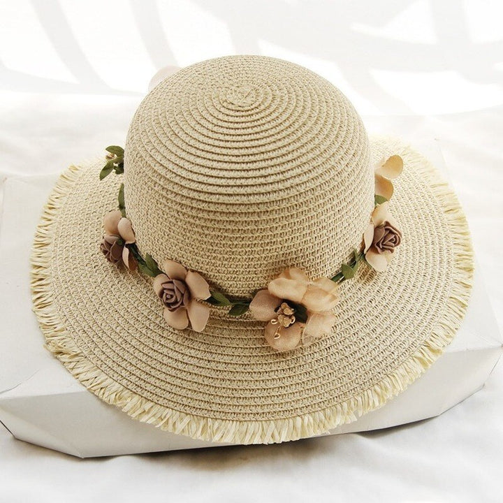 Grote dames zonnehoed met bloemen voor optimale zonbescherming. Ideale strandhoed voor de zomer.