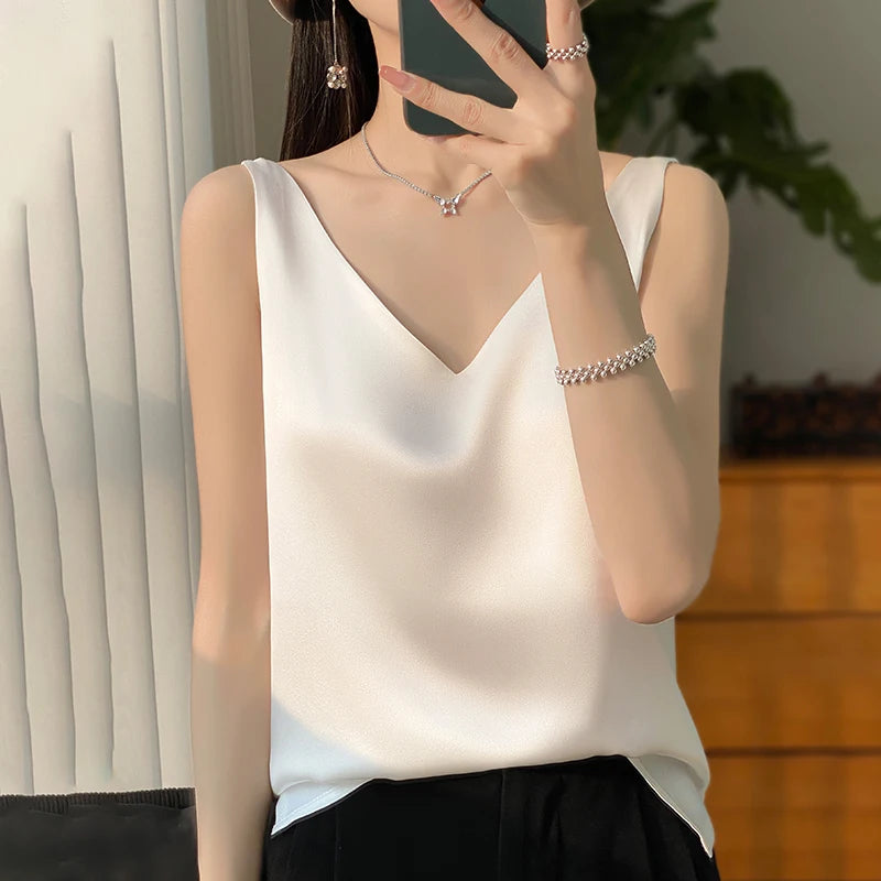 Detailopname van een elegante damestop, toont de fijne stof en afwerking. Perfecte chique top.