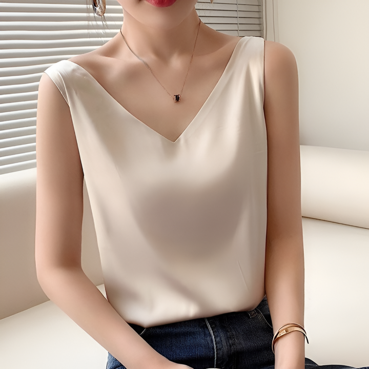 Model draagt een elegante damestop, gestyled voor een chique gelegenheid. Comfortabele vrouwenmode.