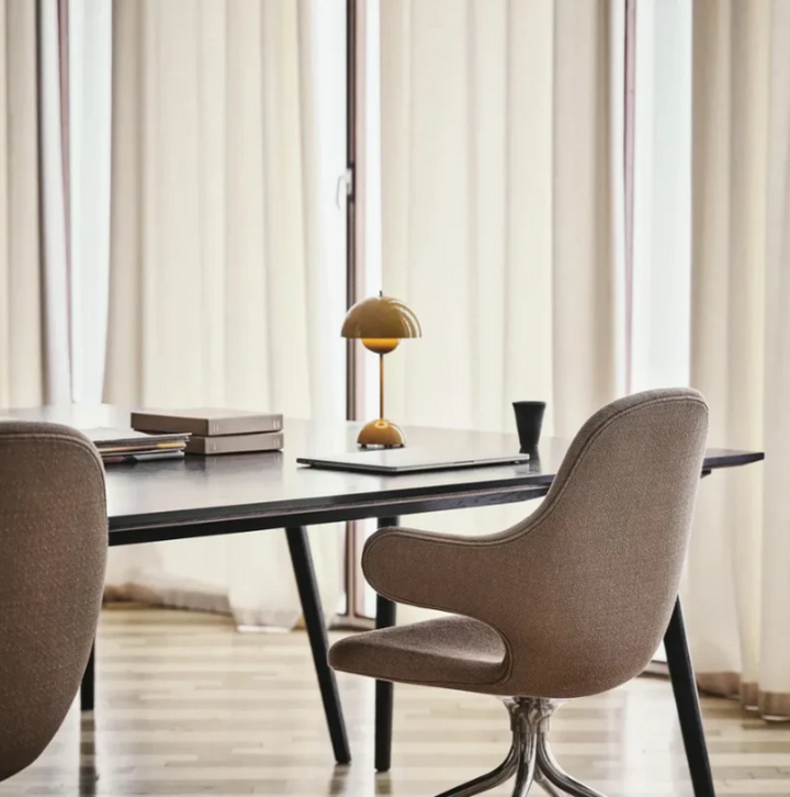 Elegante, dimbare LED touch tafellamp in minimalistisch Scandinavisch design, geschikt voor moderne ruimtes.